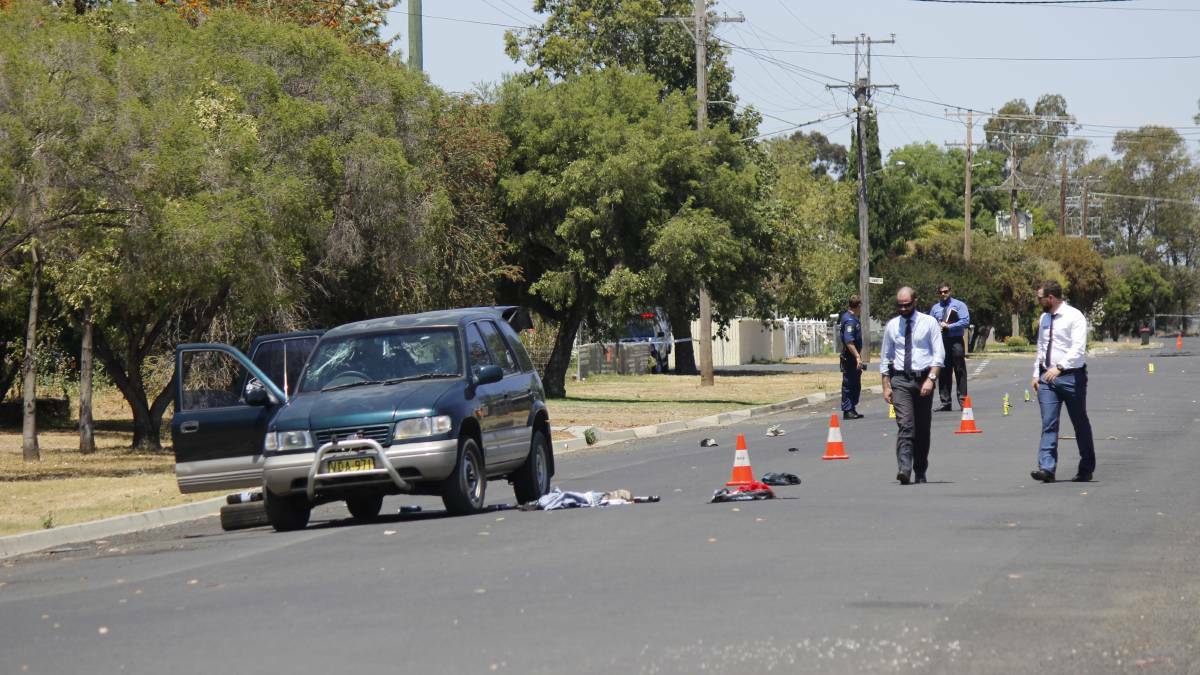 Guilty plea: Barwon detectives at the crime scene in Oak St, Moree, in October, 2015. Jacklyn Lees has admitted to the manslaughter of Wayne Hoyt. Photo: Samantha Manchee