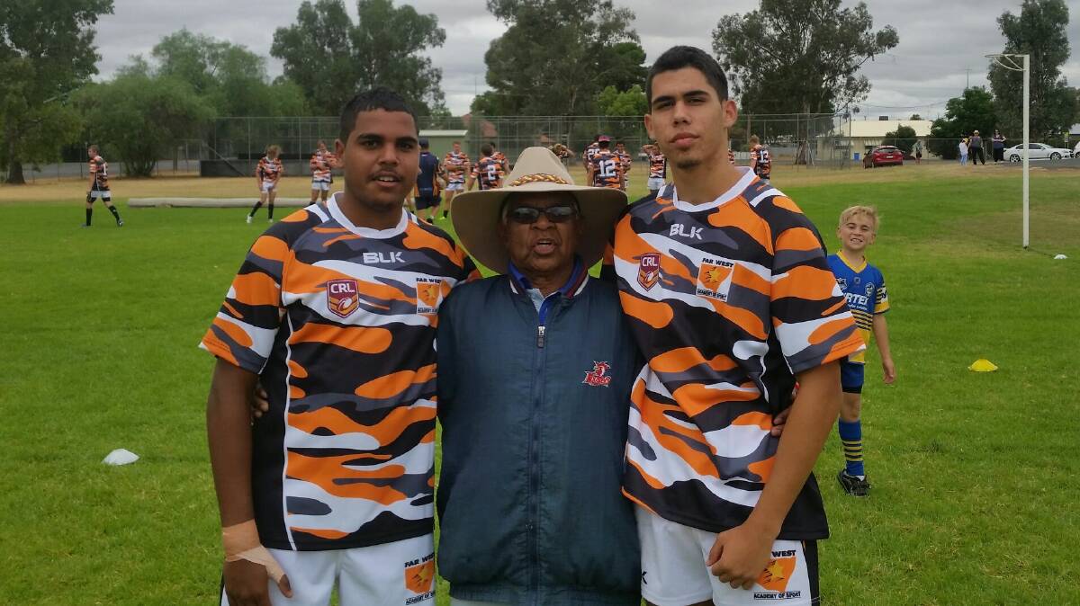 Jeff Flick and Shaquille Peters with Colly elder Ray ‘Guddoo’ Shepherd at the Nyngan Easter Challenge.