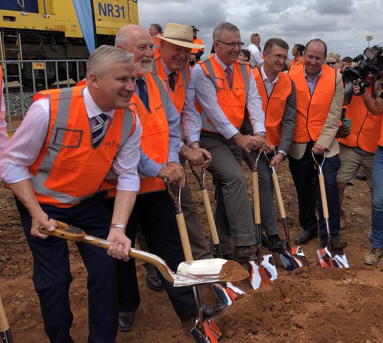 Deputy Prime Minister Michael McCormack joined Parkes mayor Ken Keith OAM, Parliamentary Secretary for Western NSW Rick Colless and Member for Parkes Mark Coulton in turning the first sod at Parkes last month, marking the beginning of construction of the Melbourne to Brisbane Inland Rail line.