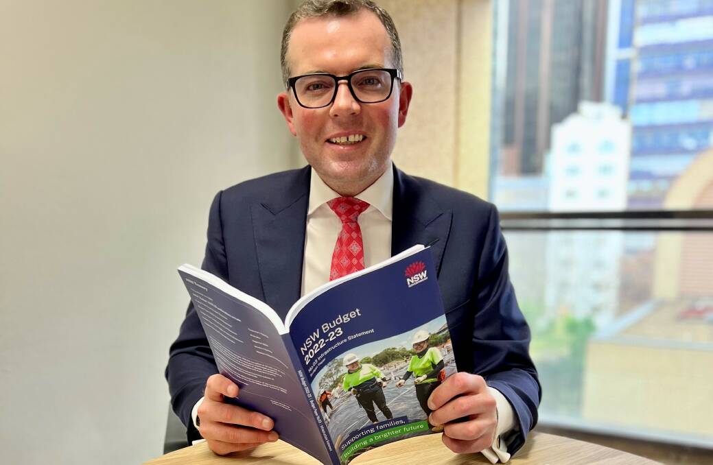 MP Adam Marshall reviews the 2022-23 NSW Budget papers, following a record $636.52 million funding allocation for the electorate. 
