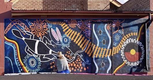 Artists Laura Pitt and Lena Smith create murals at Moree train station to highlight Indigenous culture