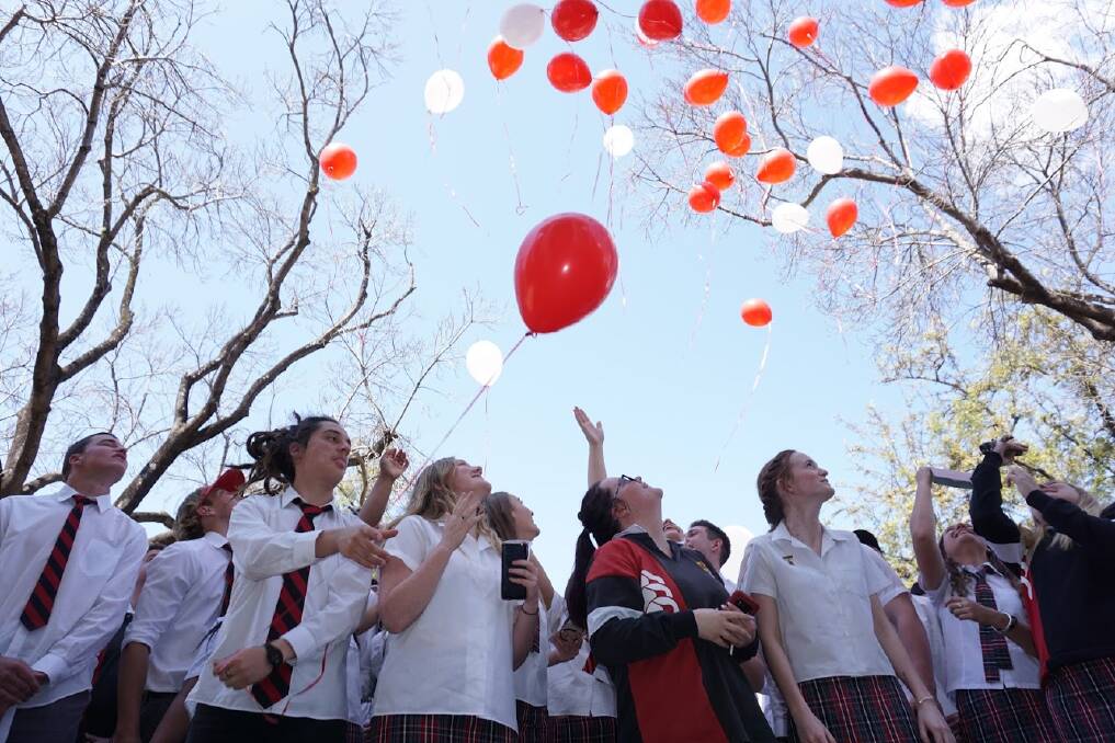 Inverell High kept the tradition of releasing red and white balloons on their final day, following a lunch with their teachers. Photo by Anne Migheli. 