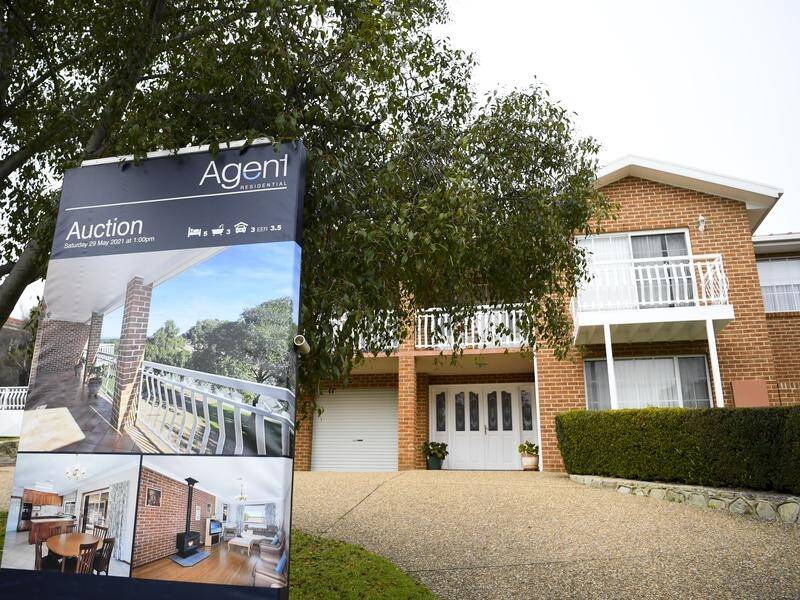 The RBA fears vulnerable borrowers risk falling into negative equity as house prices fall. (Lukas Coch/AAP PHOTOS)