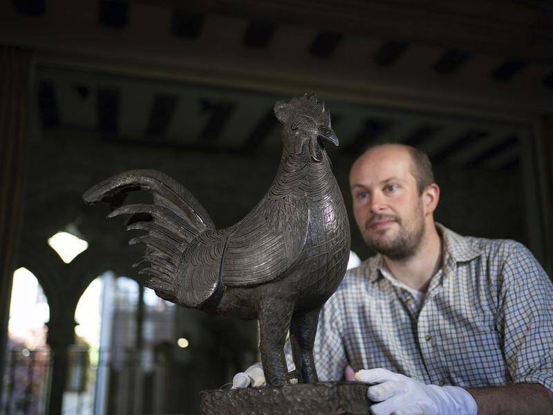 A looted bronze cockerel is being returned to Nigeria by Jesus College, Cambridge University.
