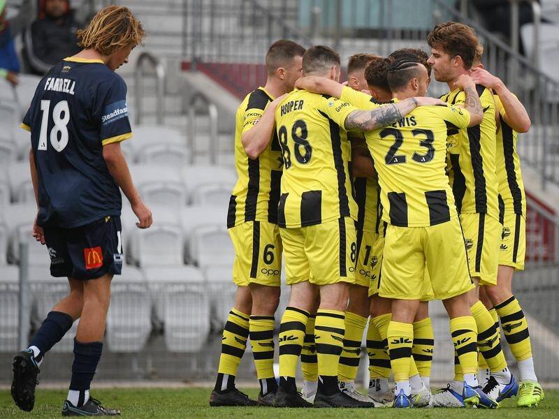 Wellington have beaten the Mariners in Wollongong for their first win of the A-League Men season.