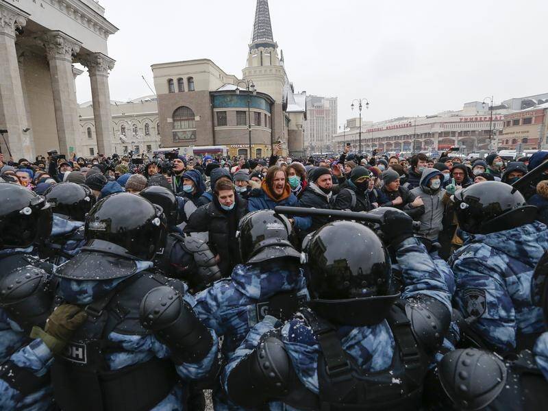Student magazine editors' homes have been raided in Moscow in connection with pro-Navalny protests.