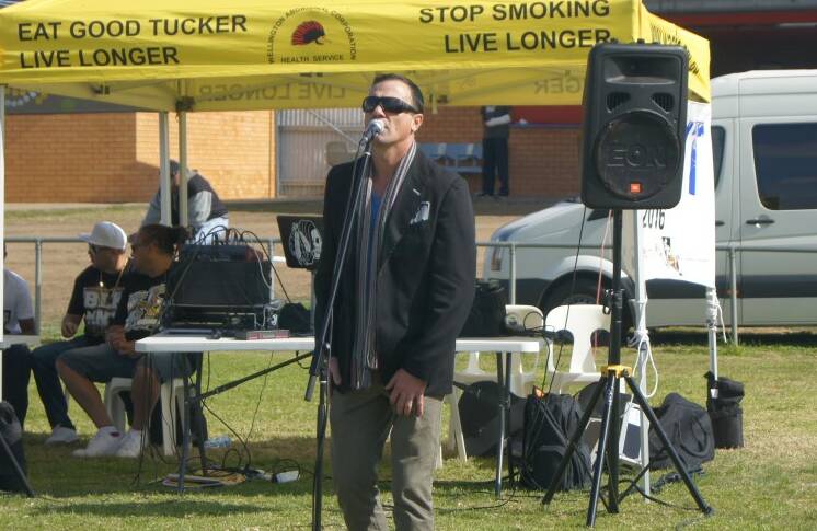 Shannon Noll performs with a message | Photos